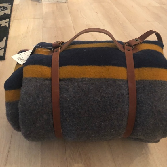 Pendleton blanket and leather carrier - Picture 3 of 5